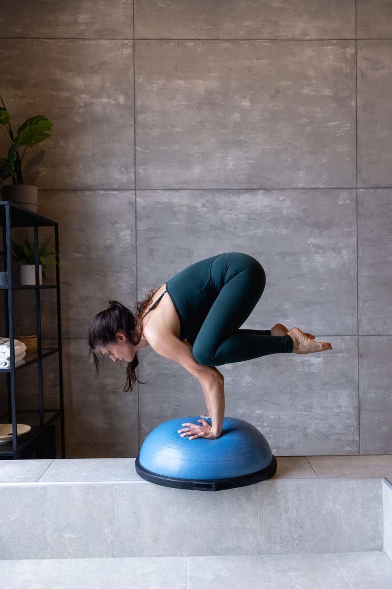 Femme_bosu_193931343_l_1200 Femme faisant des exercices de renforcement sur un bosu