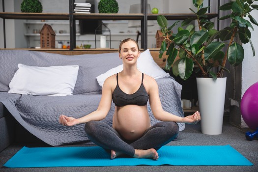 pregnant woman during a physiotherapy session at Centre Philae